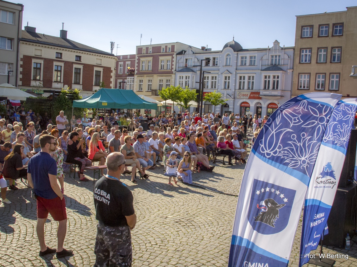 Zespół HITANO podczas koncertu na Rynku w Kartuzach (11.07.2021)