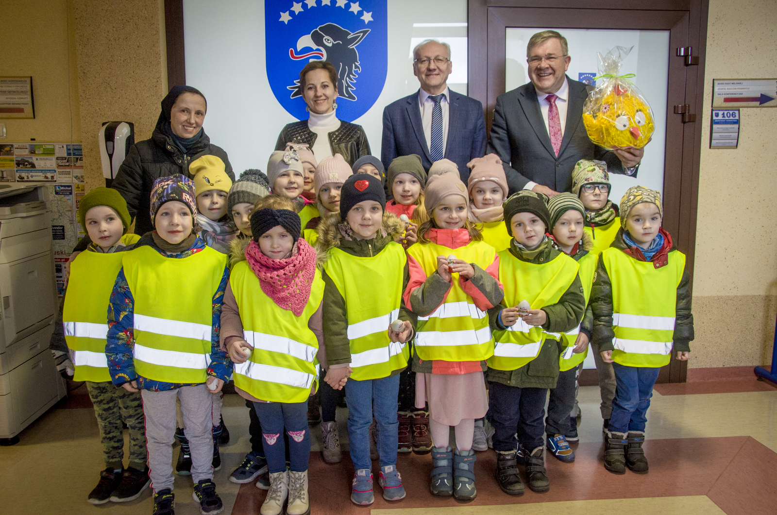 Przedszkolaki z życzeniami wielkanocnymi u Burmistrza Kartuz