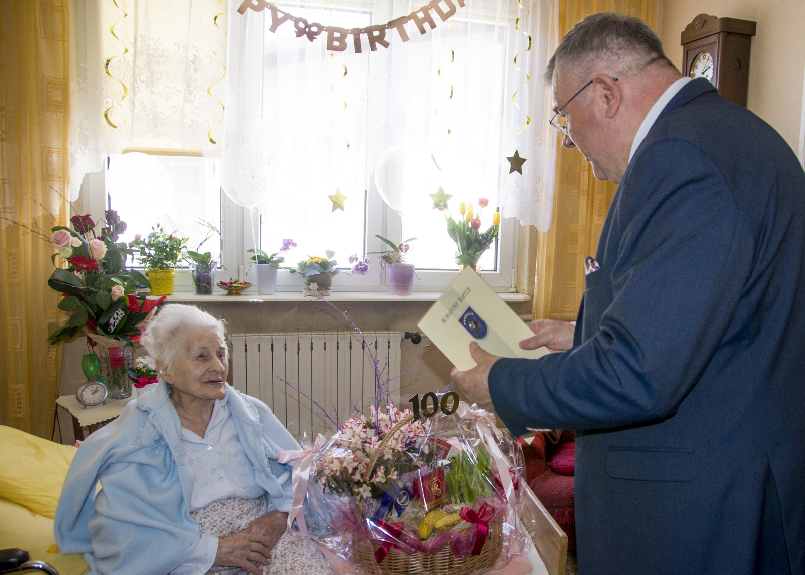 Burmistrz Kartuz z wizytą u 100-letniej Jubilatki