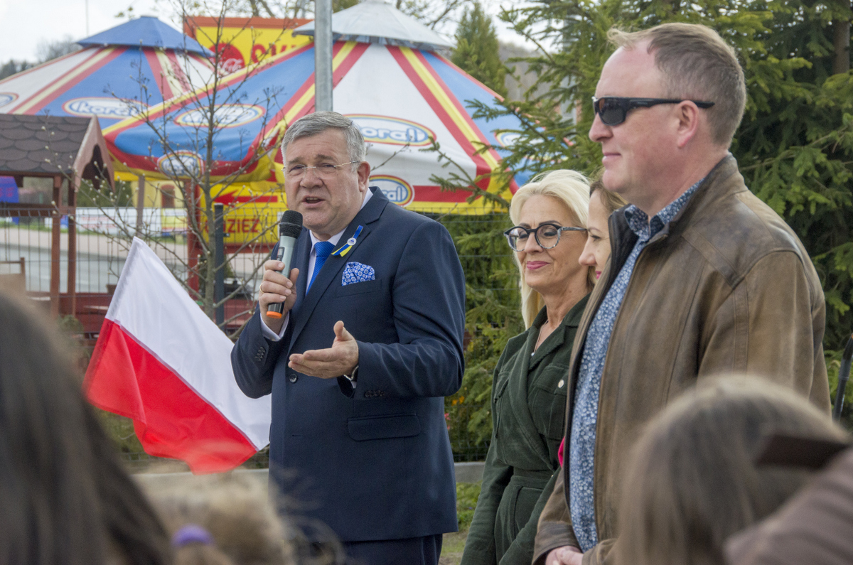 Zasadzenie drzewka Grześ przy SP w Łapalicach