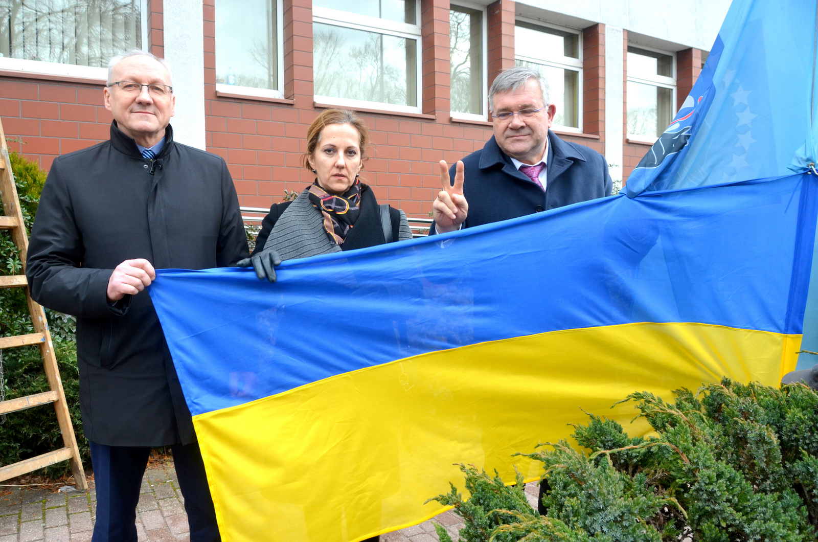 Burmistrzowie z flagą Ukrainy