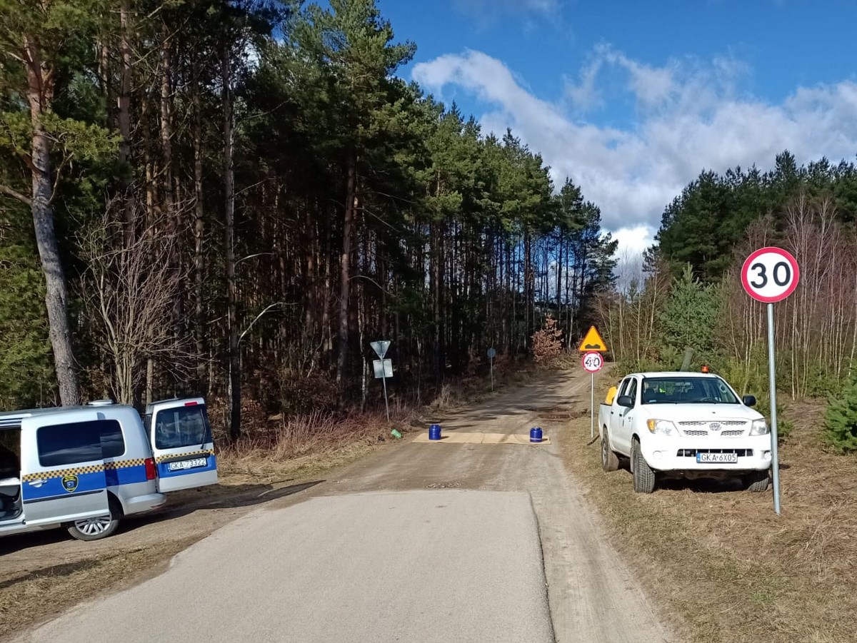 Instalacja mat dezynfekujących na drodze wjazdowej do Głusino-Stążki