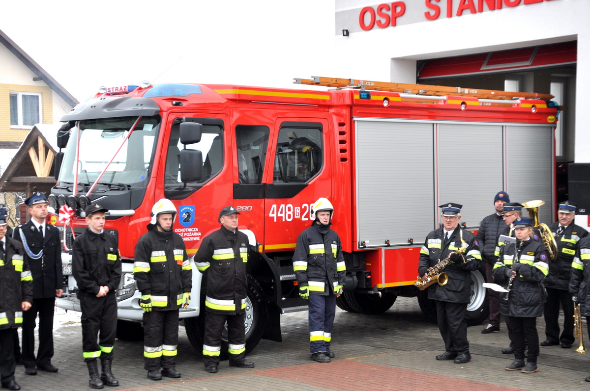 Na zdjęciu nowy wóz bojowy OSP Staniszewo. Przed nim stoją strażacy i orkiestra strażacka.