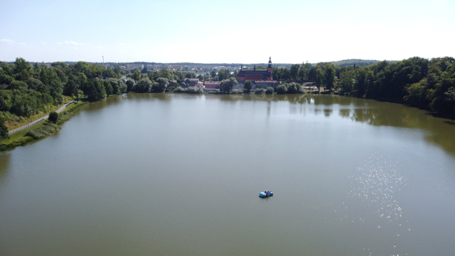 [Dla niewidomych: zdjęcie przedstawia panoramę Kartuz z lotu ptaka]