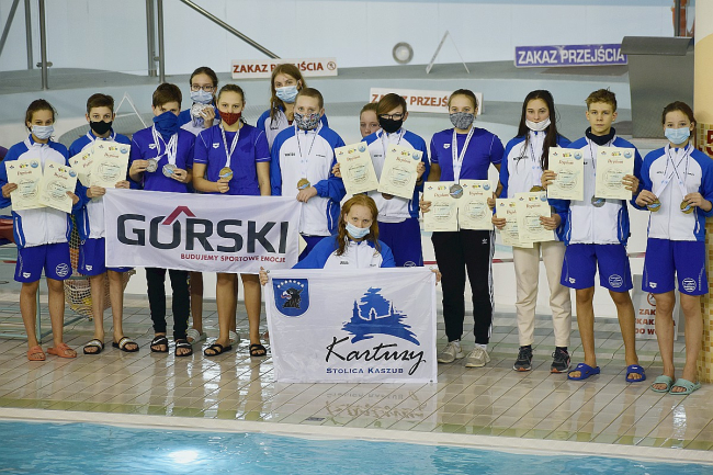 Na zdjęciu: zawodnicy sekcji pływackiej GKS Cartusia podczas zawodów w Kołobrzegu