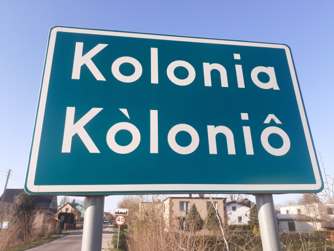 Kolonia. Napis na tablicy.