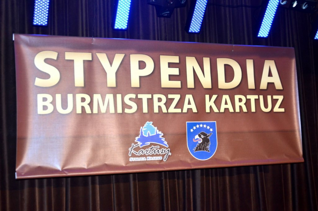 Baner, napis: Stypendia Burmistrza Kartuz. Logo i herb.