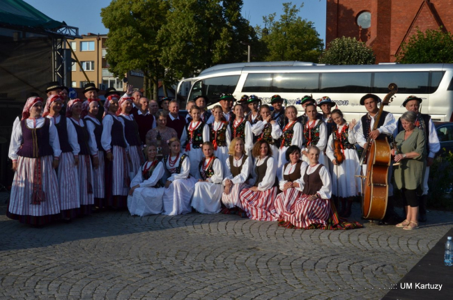 Uczestnicy koncertu Muzyka Świata na kartuskim Rynku, sobota, 24 lipca 2021 r.