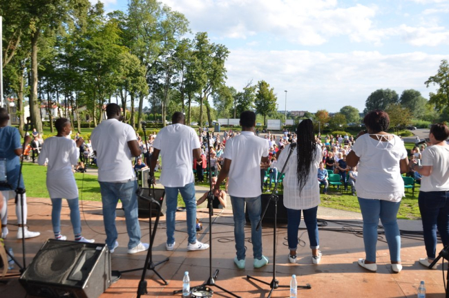 Koncert, widok na artystów i widownię