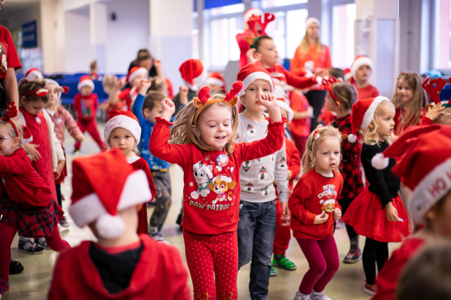 Radosne mikołajki przedszkolaków z kartuskiego ZSO nr 2