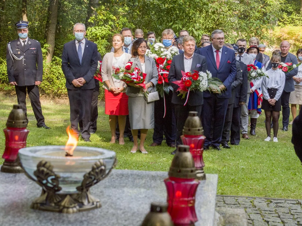 Mogiła pomordowanych w kartuskim lesie niedaleko Kalisk uroczystość upamiętniające ofiary II Wojny Światowej