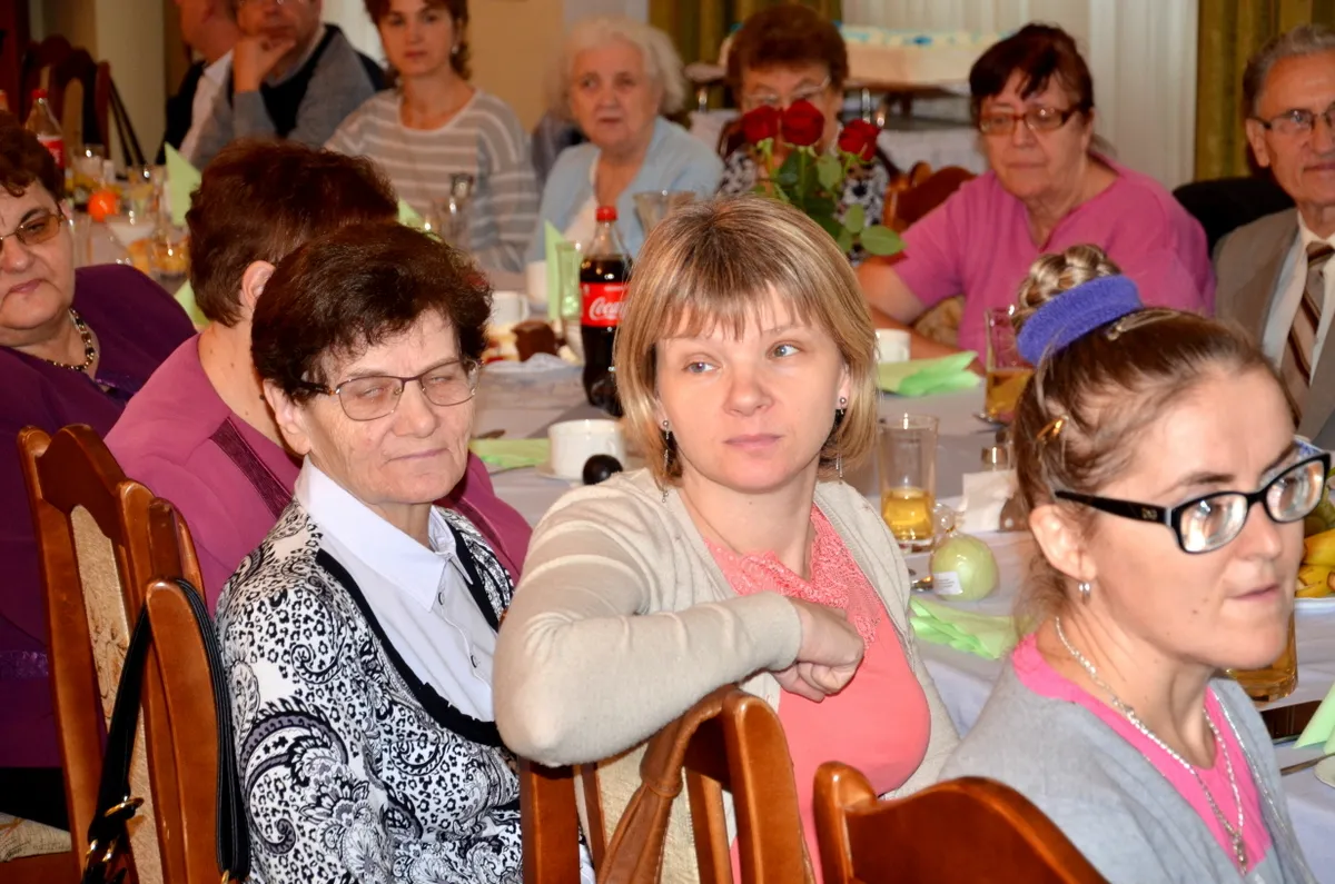 na fotografii widzimy siedzące przy stole osoby niewidome i niedowidzące - mieszkańców gminy Kartuzy