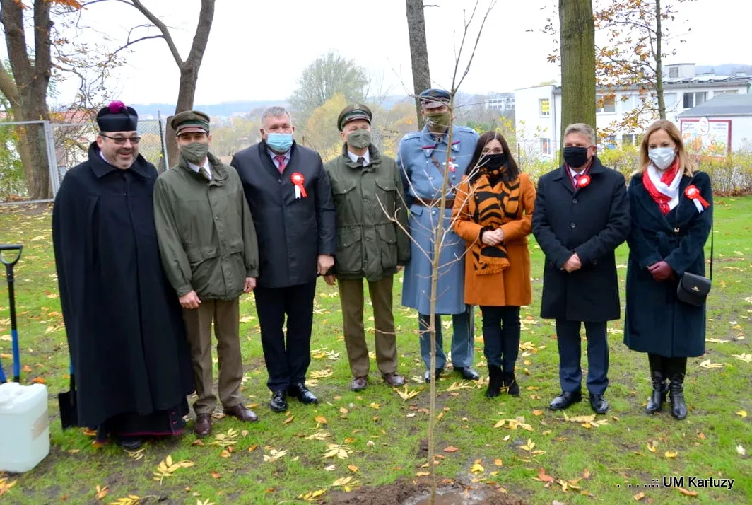 [Dla niewidomych: zdjęcie z uczestnikami uroczystości obchodów Narodowego Święta Niepodległości oraz sadzenia Dębu Niepodległości w Kartuzach]