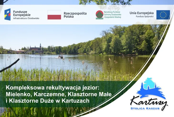 Na zdjęciu widok na kartuskie jezioro oraz logotypy instytucji współfinansujących projekt Kompleksowa rekultywacja jezior: Mielenko, Karczemne, Klasztorne Małe i Klasztorne Duże w Kartuzach