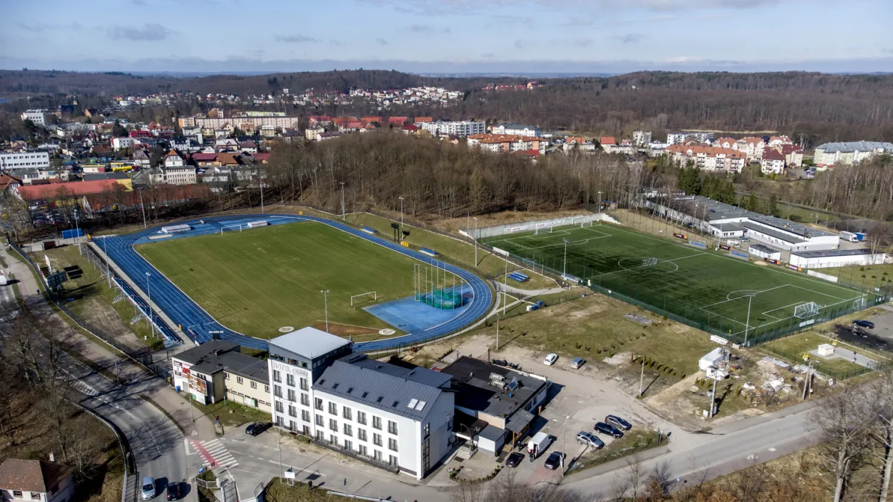 Widok na stadion miejski w Kartuzach z lotu ptaka. 