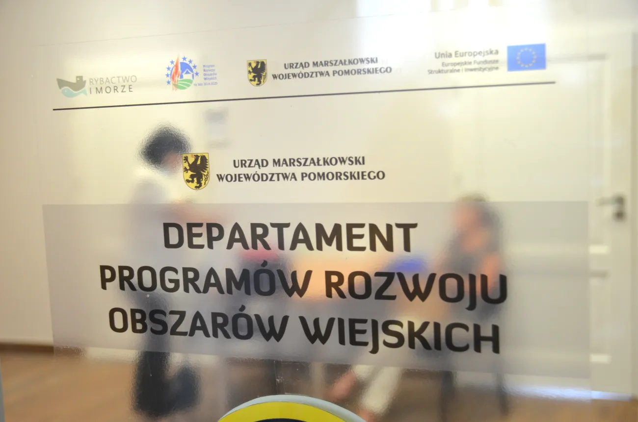 Widok na napis na szybie: Departament Programu Rozwoju Obszarów Wiejskich