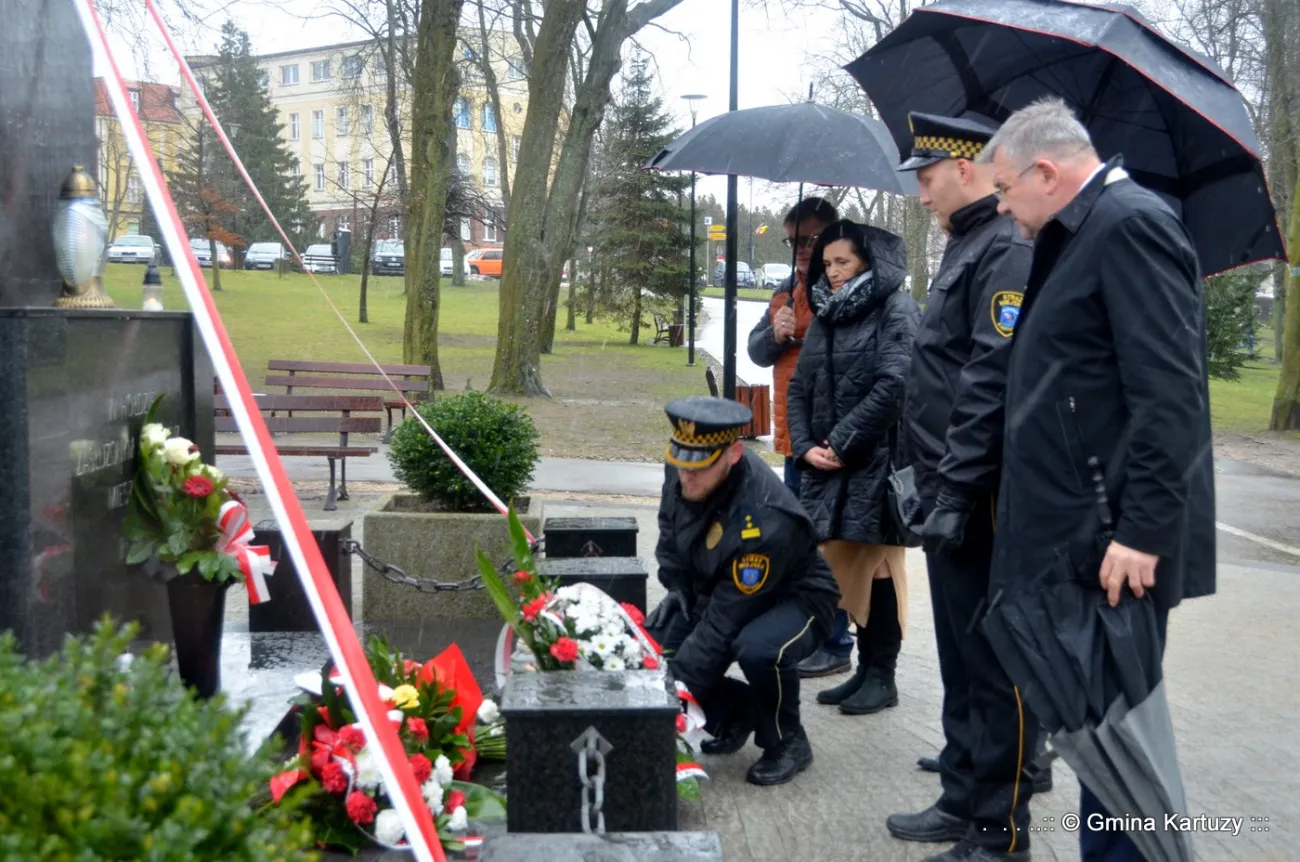 Zdjęcie z uroczystości składania kwiatów przy pomniku Matki Boskiej Królowej Korony Polskiej