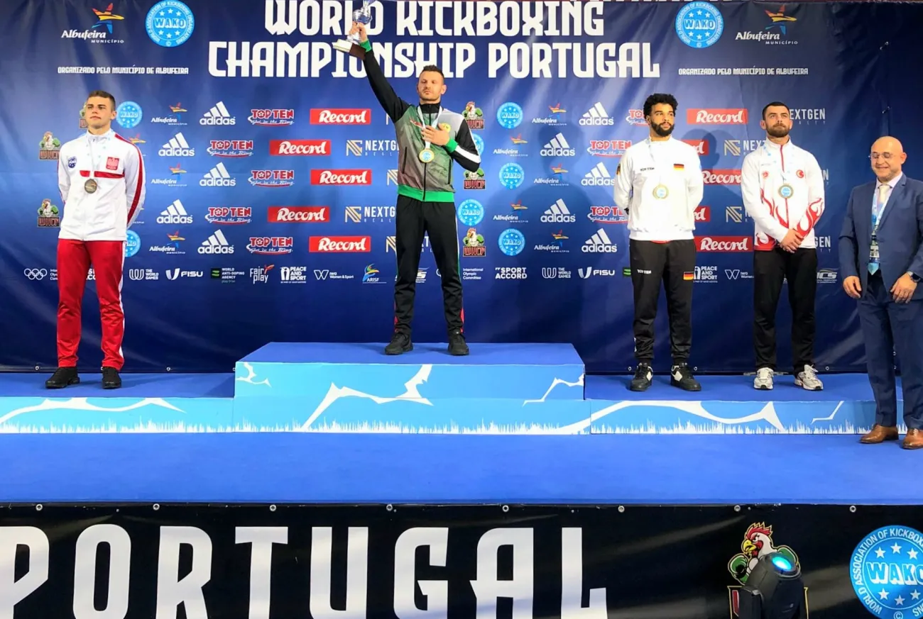 na podium