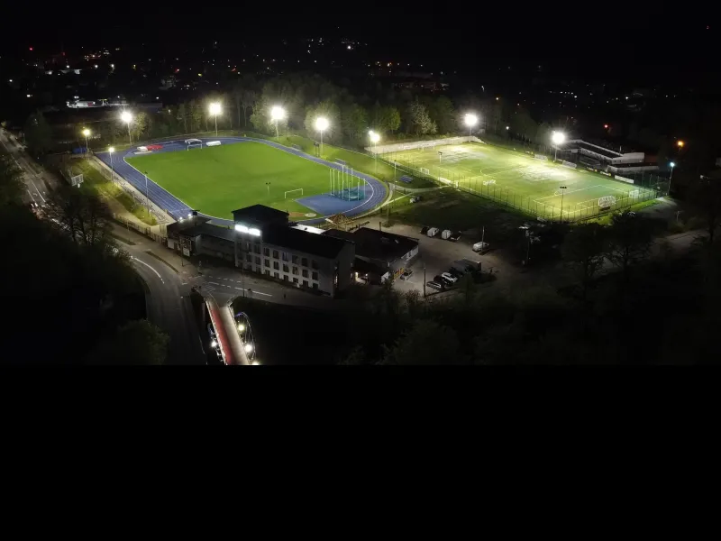 Kartuski stadion nocą